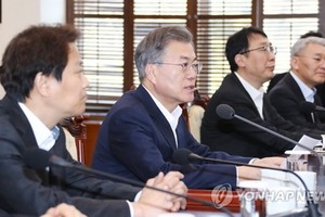 韓國總統文在寅（左二）在青瓦台首席秘書和輔佐官會議上發言。 （圖源：韓聯社）