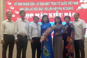 郡領導與僑胞合影。