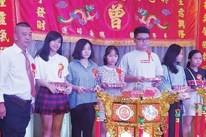 會長曾順明(左一)獎勵優秀子弟。