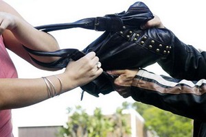 手袋搶劫一幕。（示意圖源：互聯網）