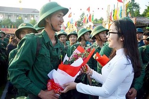 女友獻鮮花給男友入伍送行。