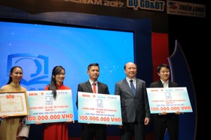 阮廷心總經理頒發獎金給為教育提出新構思的年輕人。