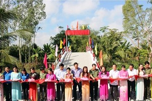 芹苴市公安與相關部門配合舉行的A9涌橋落成和移交儀式。