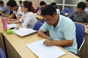 市守德農產品集散市場保安員黃明鋒在課 室裡以左手寫字。