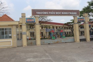 教育與培訓部要求查明女教師向家長下跪事件。圖為隆安省濱瀝縣日政鄉平政小學大門一瞥。（圖源：海棠）