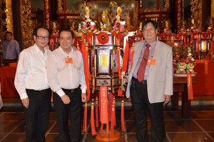 陳裕理事長(右)與投得和喜敬 「關聖帝君財燈」的福主林松耀 (左二)及萬盛發集團代表張豐裕 (左一)合照。(燕農 攝)