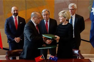 東帝汶邊界劃限部長裴瑞伊拉（前左）和澳洲外長畢夏普，6日在聯合國總部簽署劃界條約。