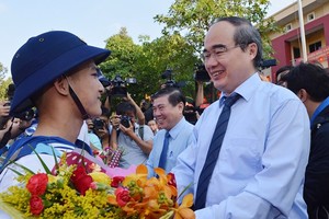 市委書記阮善仁及市人委會主席阮成鋒親切勉勵入伍青年。