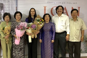 原國家副主席張美華（左二）與作者（左三）及各代表合照。 