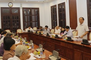 市委副書記畢成剛(右一)在會議上表示，本市去年近75萬民戶獲學習型家庭稱號。（圖源：黎潘）