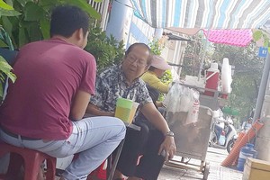 記者向涉“醫師”（右）諮詢藥價和療效。