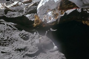 留在月球上的錘子和老鷹羽毛。