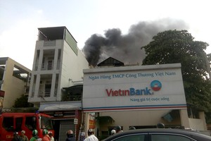 舊邑郡潘文治街某間摩托車維修店4樓處起火冒出濃煙。（圖源：忠陳）