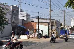 第二郡梁定估街還有部分民戶未執行清拆屬於路界線規劃內的工程以交地給施工單位。