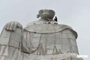 MGA公司已調動約10名工人進行拆除該塑像頭部。（圖源：寶斗）