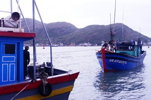 遇險的漁船和4名漁民已安全抵達平定省歸仁海岸。