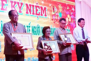 市祖國陣線委員會副主席葉文三向該會及個人頒發了市委的表彰狀。