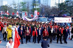 河內民眾參加「春紅節」宣 傳遊行。