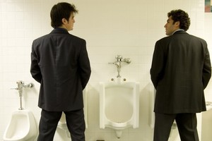 男人小便後應注意事項。（示意圖源：互聯網）