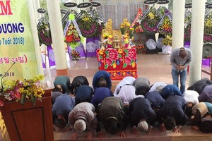 41名韓國人下跪向河湄村民鞠躬道歉，為韓國青龍兵在越南抗戰時期所造成的後果致歉。（圖源：蔡伯勇）