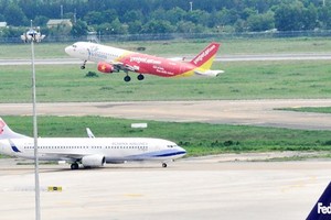 新山一機場內正停放、降落和起飛的飛機。