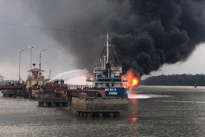 火勢越燒越猛，空中冒起許多濃巨煙。（圖源：文輝）