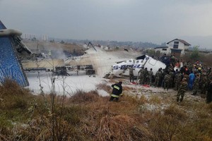 尼泊爾一客機降落時墜毀現場。（圖源：互聯網）
