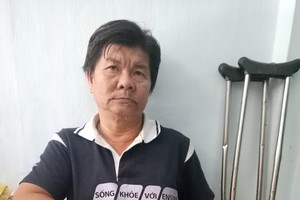 李玉貴必須靠拐杖方能慢慢行動。