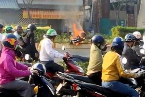 摩托車行駛途中自燃現場。