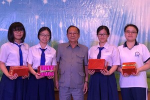 文朗學校校委主席阮曰朗獎勵考取優秀生稱號的學生。