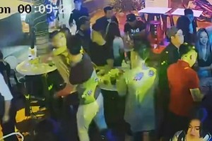 阿議沒收手機後就一直向永仁記者臉部揮拳痛擊。（圖源：監控視頻截圖）