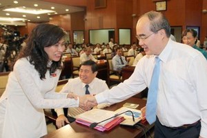 市委書記阮善仁親切問候各代表。