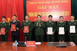 越南人民軍總政治部主任梁強上將(中)向2017年全軍模範青年頒發提前晉升軍銜《決定》。（圖源：福山）