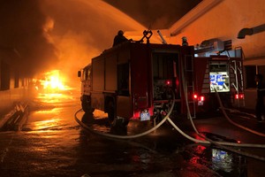 消防隊聞訊後趕底現場滅火。（圖源：玉安）