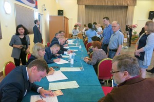 旅居我國的俄公民在俄駐越大使館履行自己的公民義務，參加俄總統選舉投票。（圖源：瓊中）