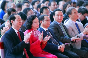 國家主席陳大光(左一)出席2018年全國報刊盛會閉幕式。（圖源：VOV）