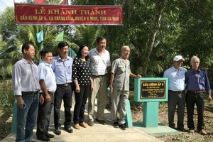 豐富會館理事會同第八郡和慶林鄉領導 在第五邑涌橋的落成儀式上。