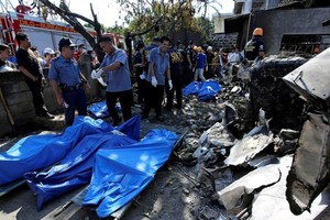 搜救人員從廢墟中找到遺體。（圖源：路透社）