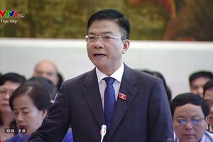 司法部長黎成隆在會議上答詢。