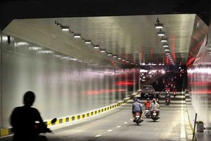 昨日凌晨，在峴港市清溪郡奠邊府地下通道行駛的許多民眾見到該通道內一片水汪汪。（圖源：越通社）