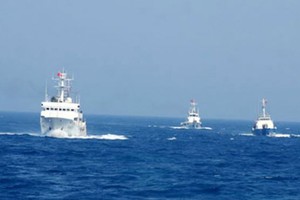 越中北部灣灣口外海域工作組第九輪磋商和越中海上共同開發磋商工作組第六輪磋商會於本月15至16日在峴港市舉行。圖為越中兩國海警在北部灣共同漁區海上聯合巡邏。（圖源：Zing）