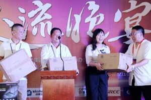 張殿生總經理向幸運中獎者頒獎。