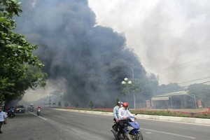 火警現場滾滾濃煙，許多毗連的住房被火勢籠罩。