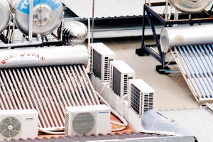 安裝在天台的太陽能熱水系統。