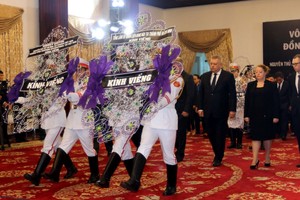 俄羅斯總領事館代表團在統一會場弔唁原政府總理潘文凱。