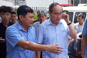 市委書記阮善仁赴Carina公寓檢查現場。