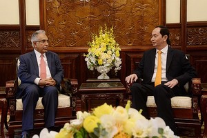 國家主席陳大光(右)接見值工作任期屆滿前來辭行的沙特阿拉伯大使達科爾‧阿爾‧喬哈尼。（圖源：VOV）