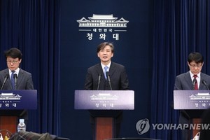 3月22日，在青瓦台春秋館，韓國總統府青瓦台民政首席秘書曹國（中）舉行記者會公佈修憲案。 （圖源：韓聯社）