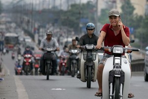 邊騎車邊聽電話是十分容易造成 交通事故。