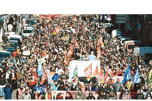 法國公務員和鐵路系統當地時間22日舉行聲勢浩大的罷工遊行。（圖源：互聯網）